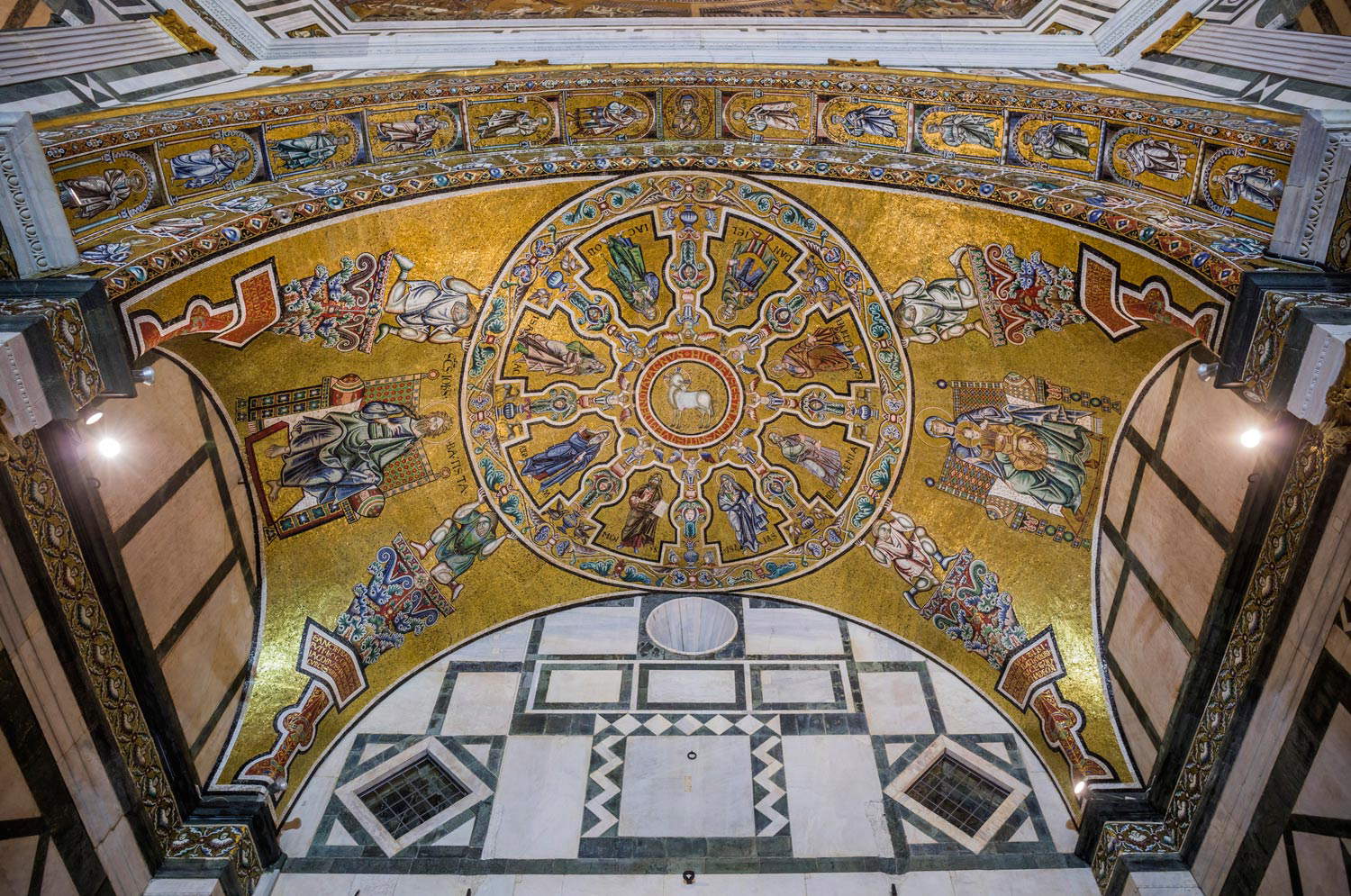 Le baptistère de Florence après la restauration des murs intérieurs. Photo par Fabio Muzzi Le baptistère de Florence après la restauration des murs intérieurs. Photo par Fabio Muzzi