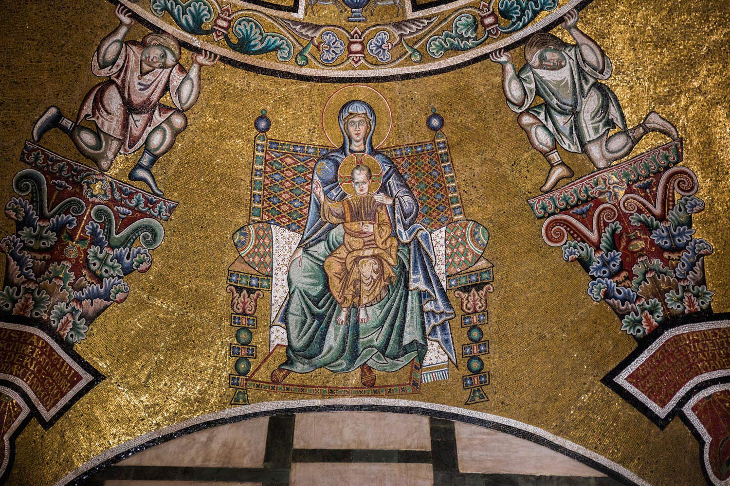 Le baptistère de Florence après la restauration des murs intérieurs. Photo par Fabio Muzzi Le baptistère de Florence après la restauration des murs intérieurs. Photo par Fabio Muzzi