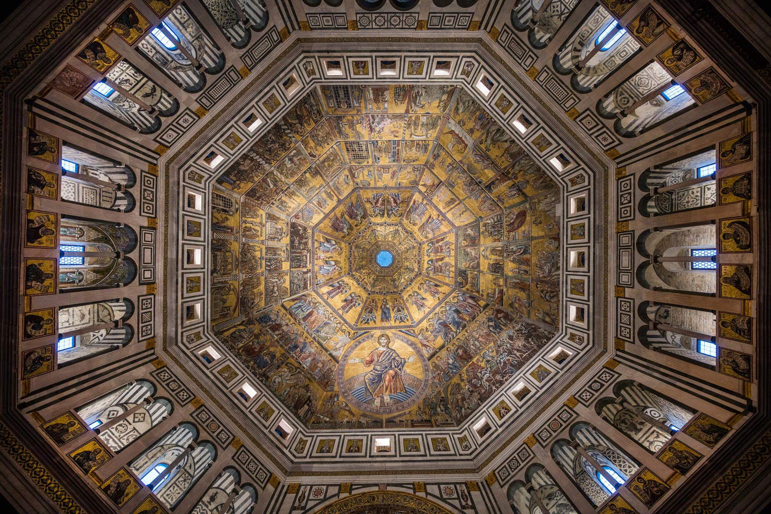 Le baptistère de Florence après la restauration des murs intérieurs. Photo par Fabio Muzzi Le baptistère de Florence après la restauration des murs intérieurs. Photo par Fabio Muzzi