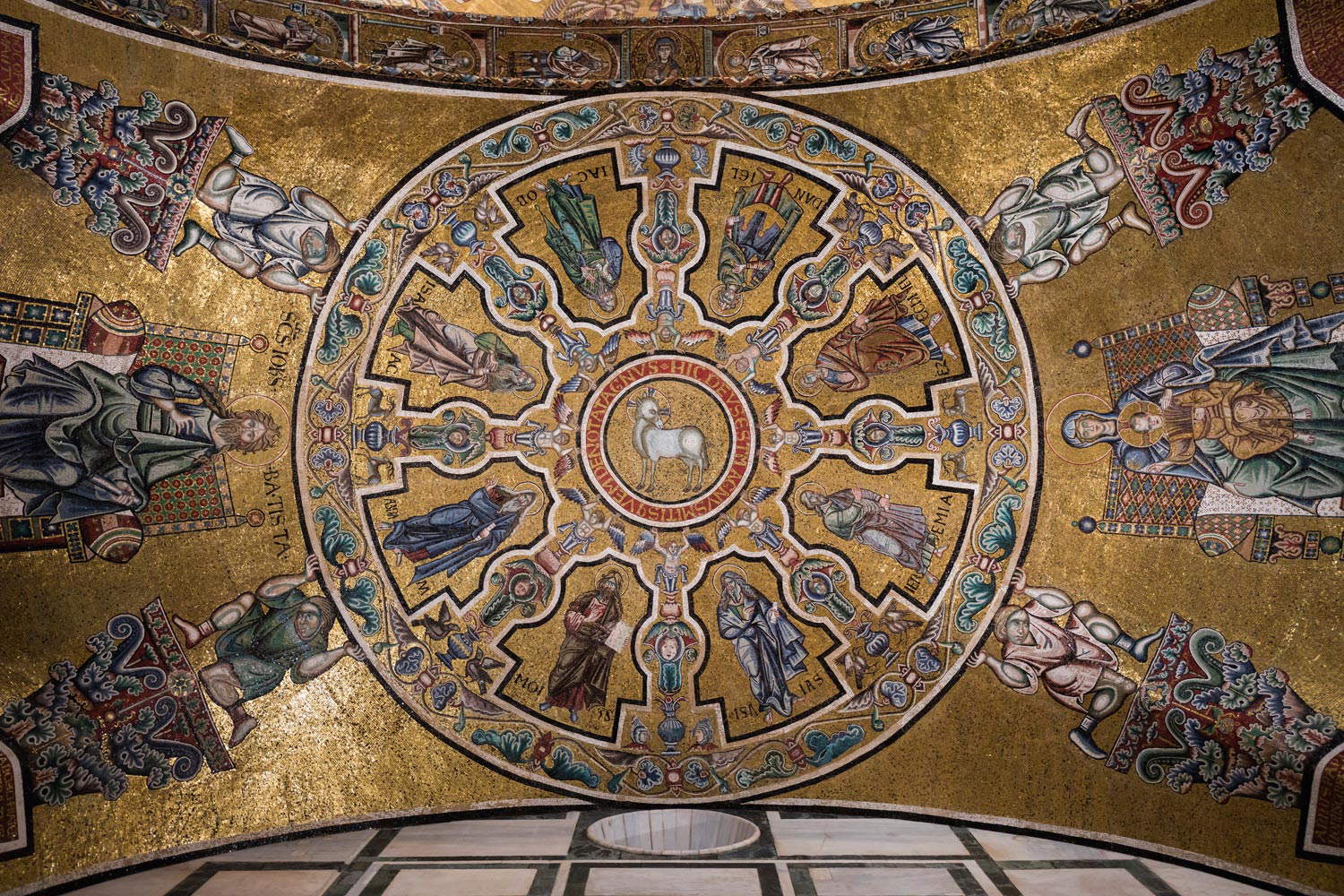 Le baptistère de Florence après la restauration des murs intérieurs. Photo par Fabio Muzzi Le baptistère de Florence après la restauration des murs intérieurs. Photo par Fabio Muzzi