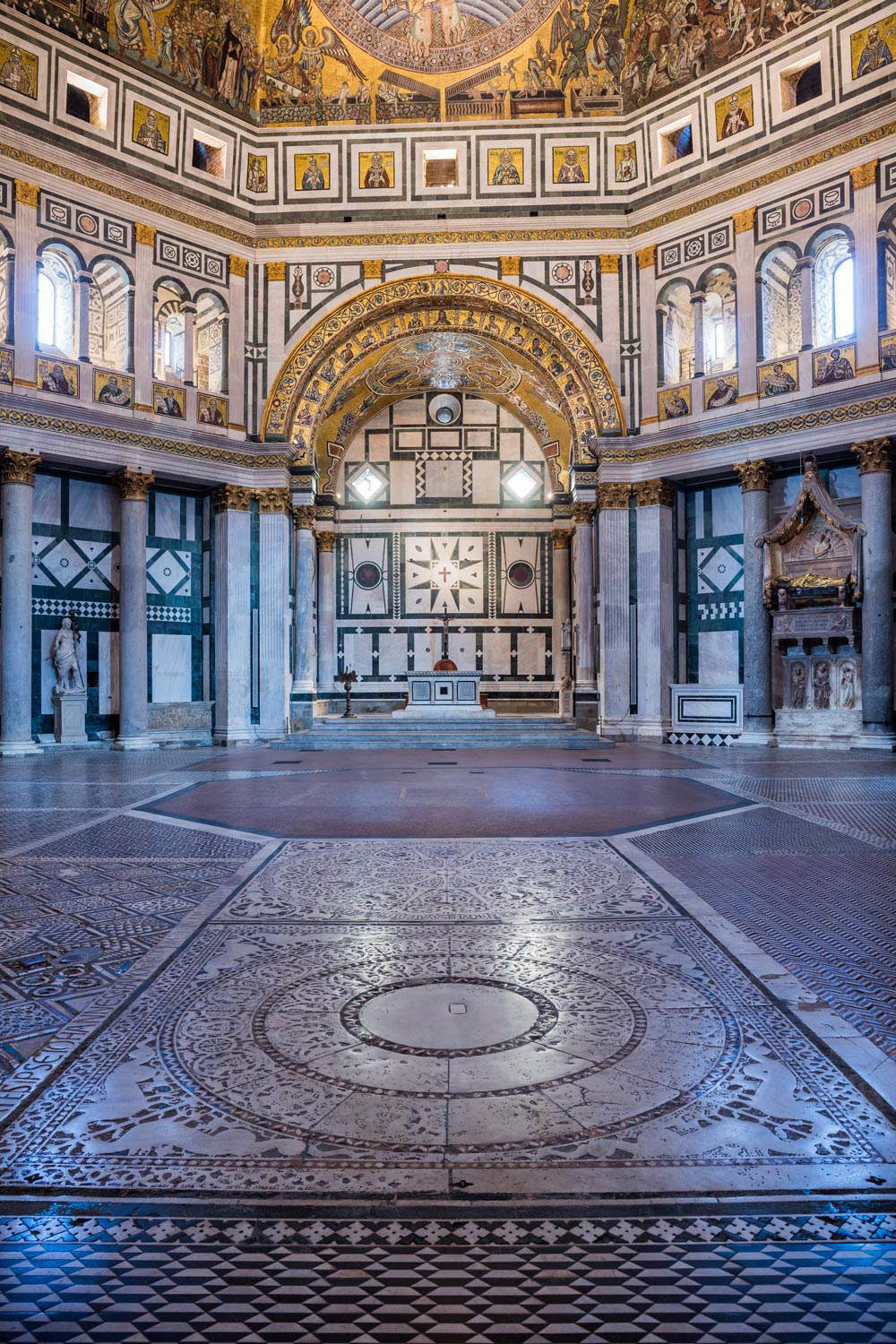 Le baptistère de Florence après la restauration des murs intérieurs. Photo par Fabio Muzzi Le baptistère de Florence après la restauration des murs intérieurs. Photo par Fabio Muzzi