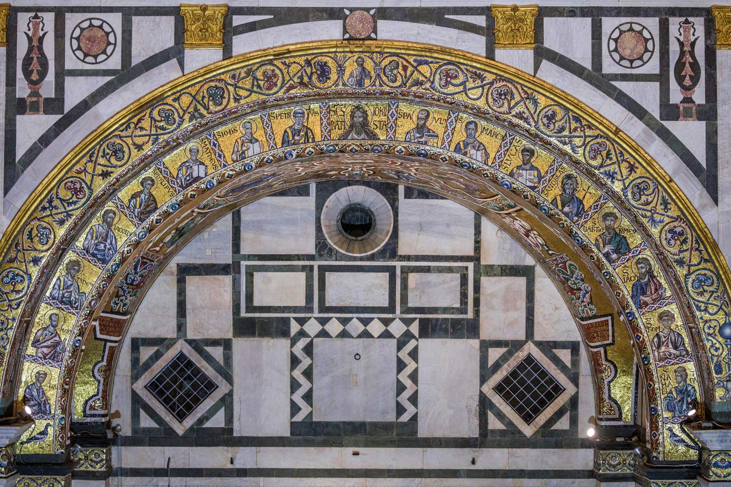 Le baptistère de Florence après la restauration des murs intérieurs. Photo par Fabio Muzzi Le baptistère de Florence après la restauration des murs intérieurs. Photo par Fabio Muzzi