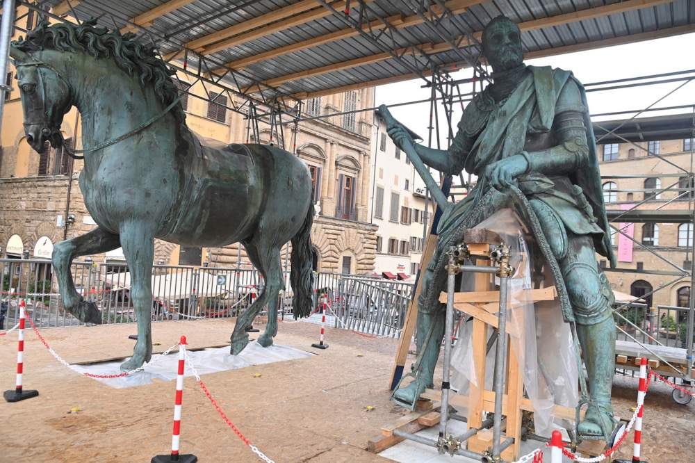 Under restoration the equestrian statue of Cosimo I de' Medici. Guided tours of the construction site kick off 