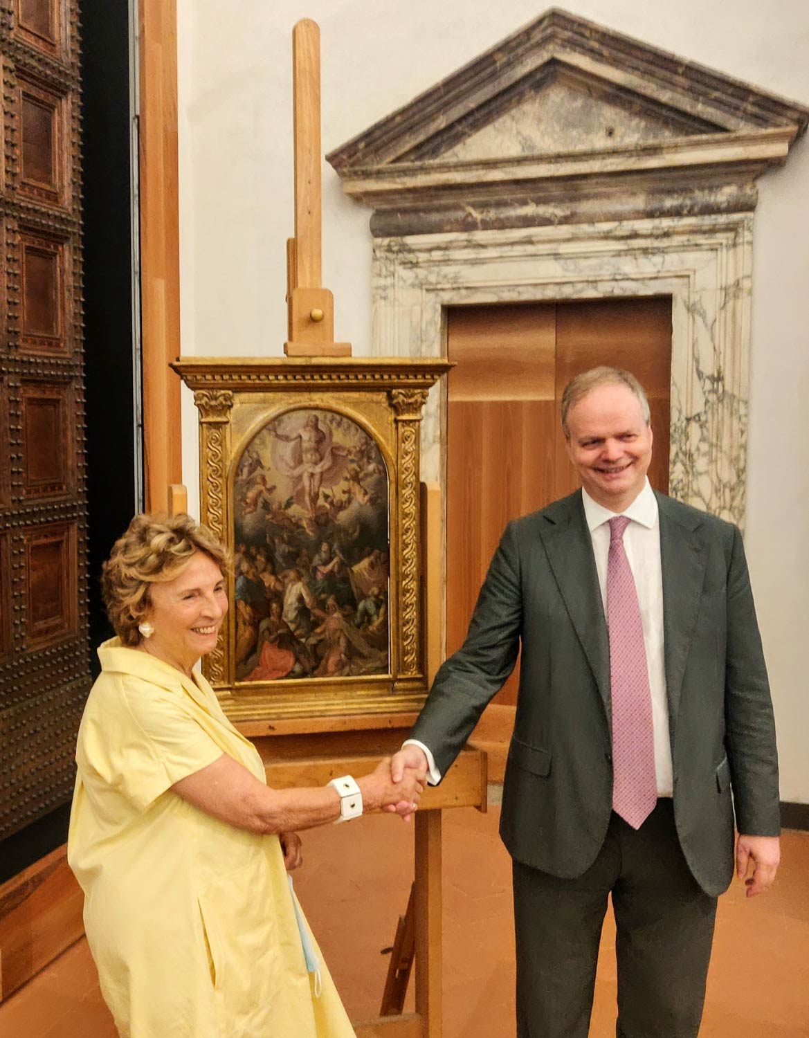 Maria Vittoria Rimbotti Colonna (president of the Friends of the Uffizi) and Eike Schmidt (director of the Uffizi) in front of the work