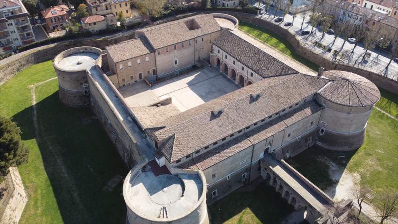 Pesaro, la Rocca Costanza accueillera le musée de la Fondation Dario Fo et Franca Rame. 