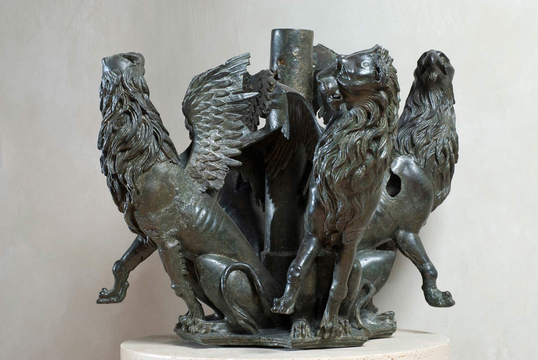 Rubeus, Grifos y leones (1280-1299; bronce; Perugia, Galleria Nazionale dell'Umbria)