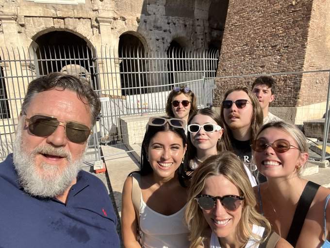 Russell Crowe visits the Colosseum: after Gladiator, now he's going back there as a tourist