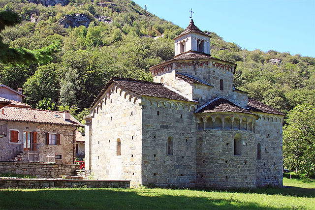 La chiesa di San Giovanni Battusta a Montorfano La chiesa di San Giovanni Battusta a Montorfano