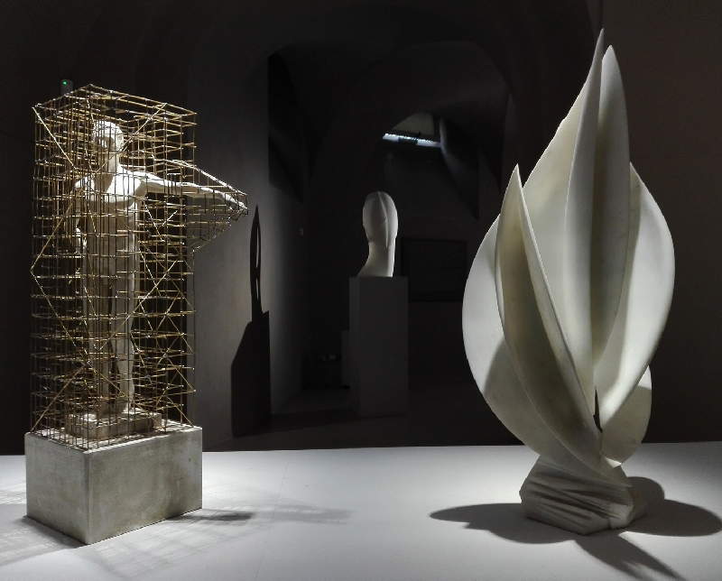 Sandro Del Pistoia, Gain of Fuction - Aumento di Funzione (2022; gesso, ottone, stagno, 75 x 24 x 24 cm) Sandro Del Pistoia, Gain of Fuction - Aumento di Funzione (2022; gesso, ottone, stagno, 75 x 24 x 24 cm)