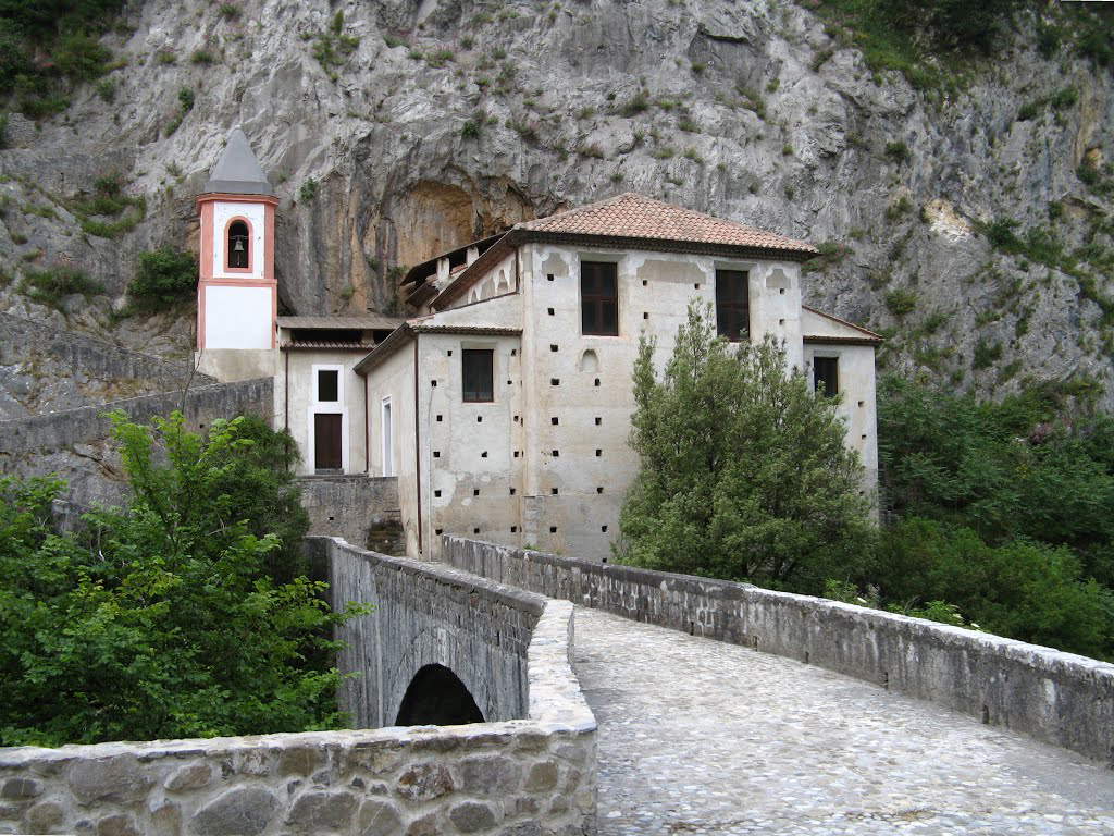 Il santuario della Madonna di Costantinopoli. Foto Parco Nazionale del Pollino Il santuario della Madonna di Costantinopoli. Foto Parco Nazionale del Pollino