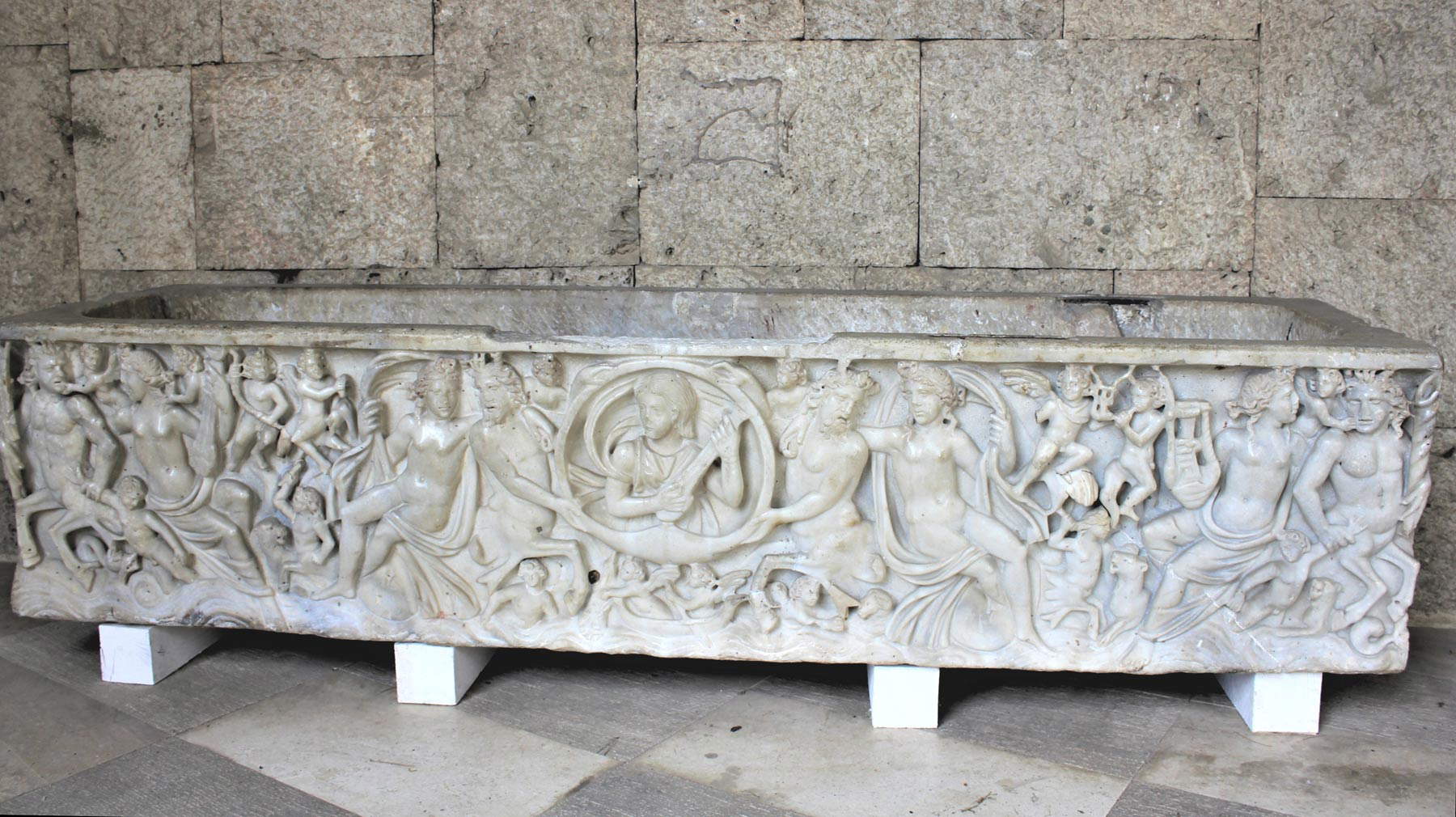 Art romain, Sarcophage des Néréides (IIIe siècle après J.-C. ; marbre ; Cagliari, Musée archéologique national) Art romain, Sarcophage des Néréides (IIIe siècle après J.-C. ; marbre ; Cagliari, Musée archéologique national)