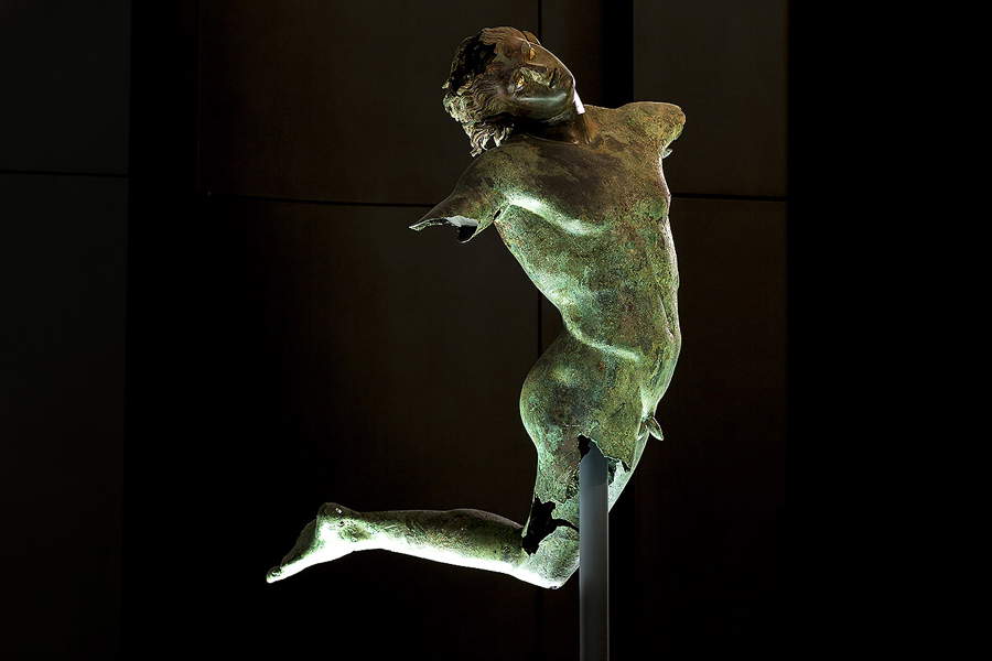 Schule des Praxiteles (zugeschrieben), Tanzender Satyr (4.-2. Jahrhundert v. Chr.; Bronze; Mazara del Vallo, Museum des tanzenden Satyrs) Schule des Praxiteles (zugeschrieben), Tanzender Satyr (4.-2. Jahrhundert v. Chr.; Bronze; Mazara del Vallo, Museum des tanzenden Satyrs)