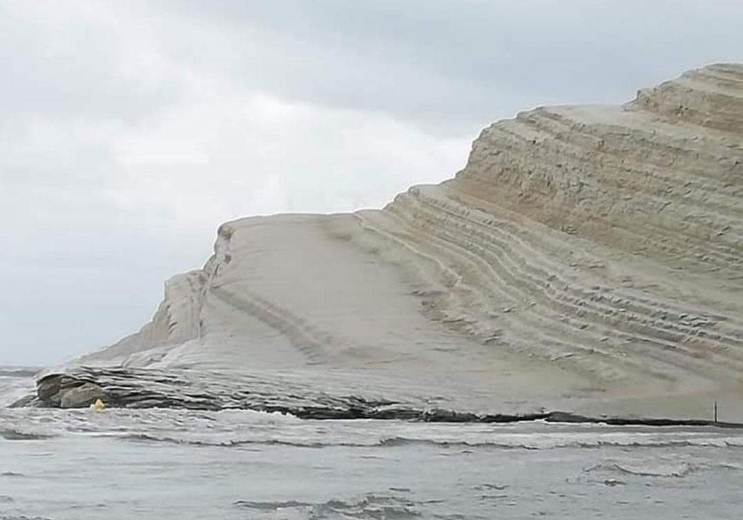 Already cleaned up the Scala dei Turchi daubed yesterday. Technicians and volunteers at work