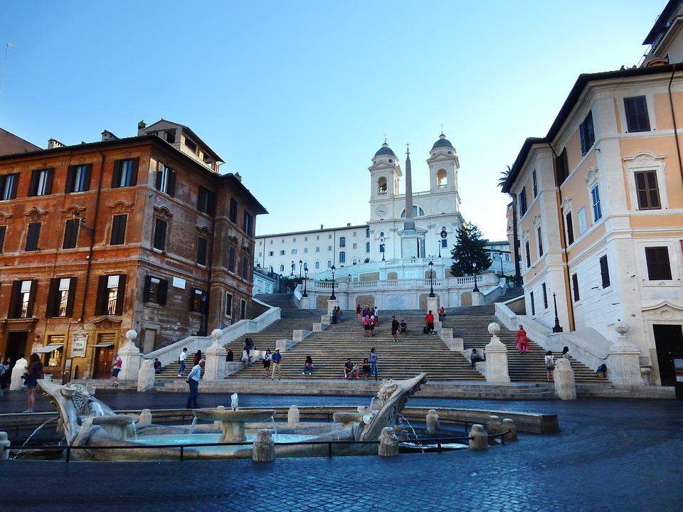 Turisti vandali, a Roma danni per oltre 60mila euro alla scalinata di piazza di Spagna