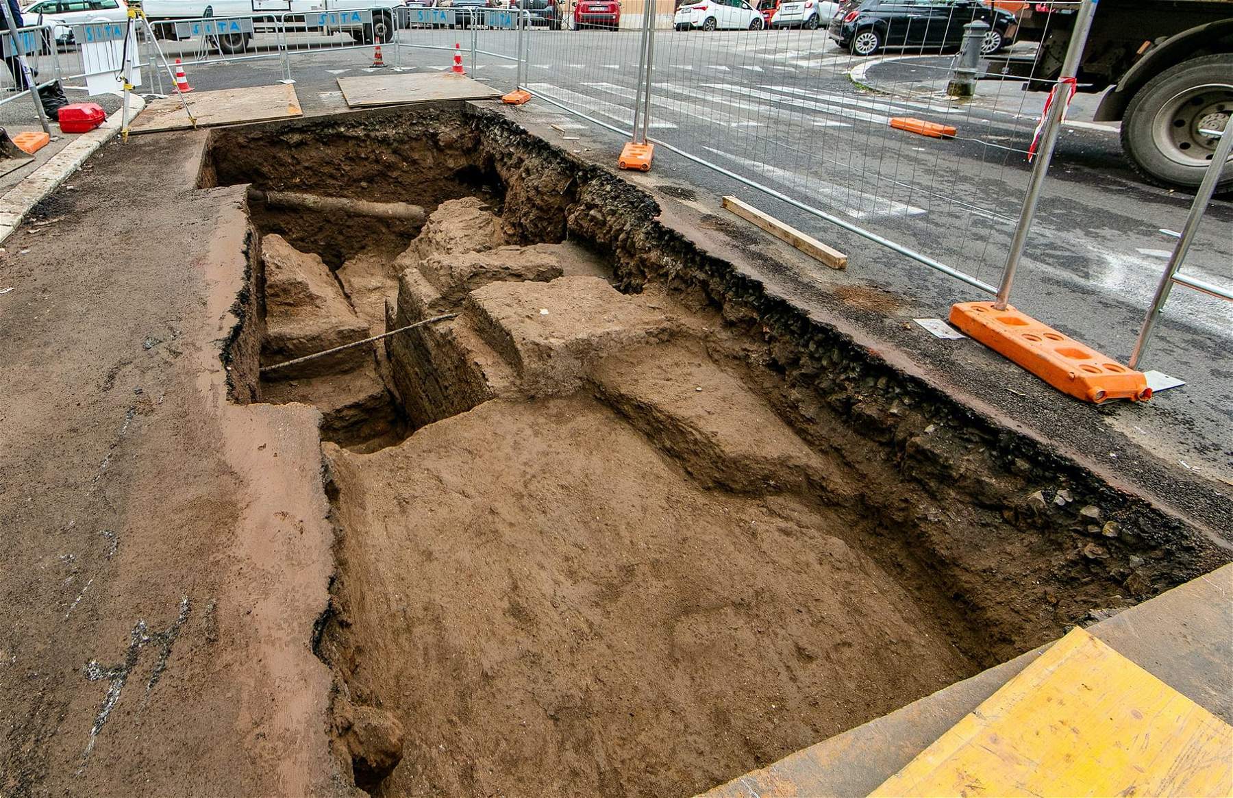 Rome, remains of three small mausoleums discovered in Appio Latino district 