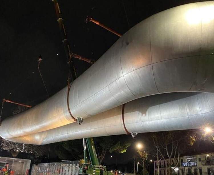 Kapoor's monumental sculpture placed at Naples metro. Reminiscent of the female genital organ 