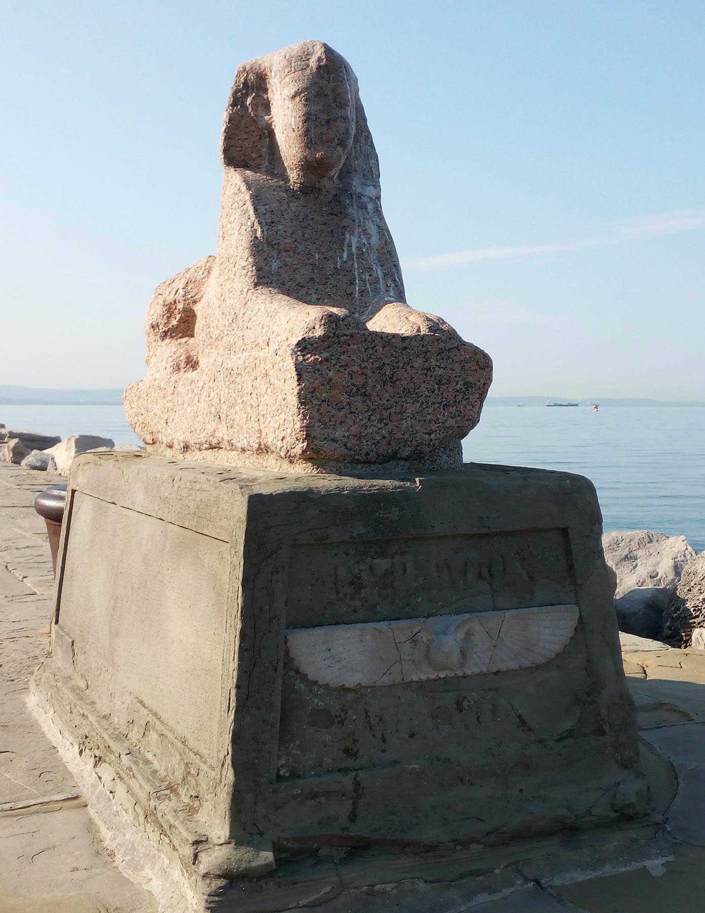 Art égyptien, Sphinx (IIe siècle av. J.-C.? ; granit ; Trieste, Castello di Miramare) Art égyptien, Sphinx (IIe siècle av. J.-C.? ; granit ; Trieste, Castello di Miramare)
