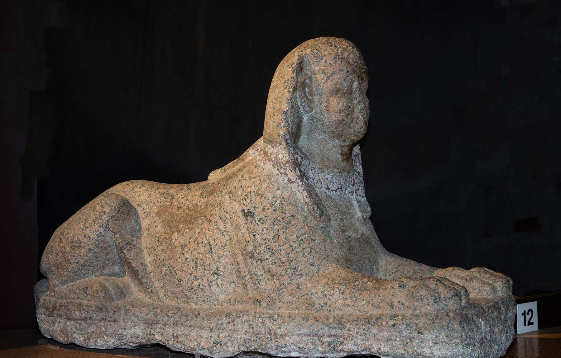 Art égyptien, Sphinx (époque impériale romaine ; granit rose ; Cagliari, Musée archéologique national) Art égyptien, Sphinx (époque impériale romaine ; granit rose ; Cagliari, Musée archéologique national)