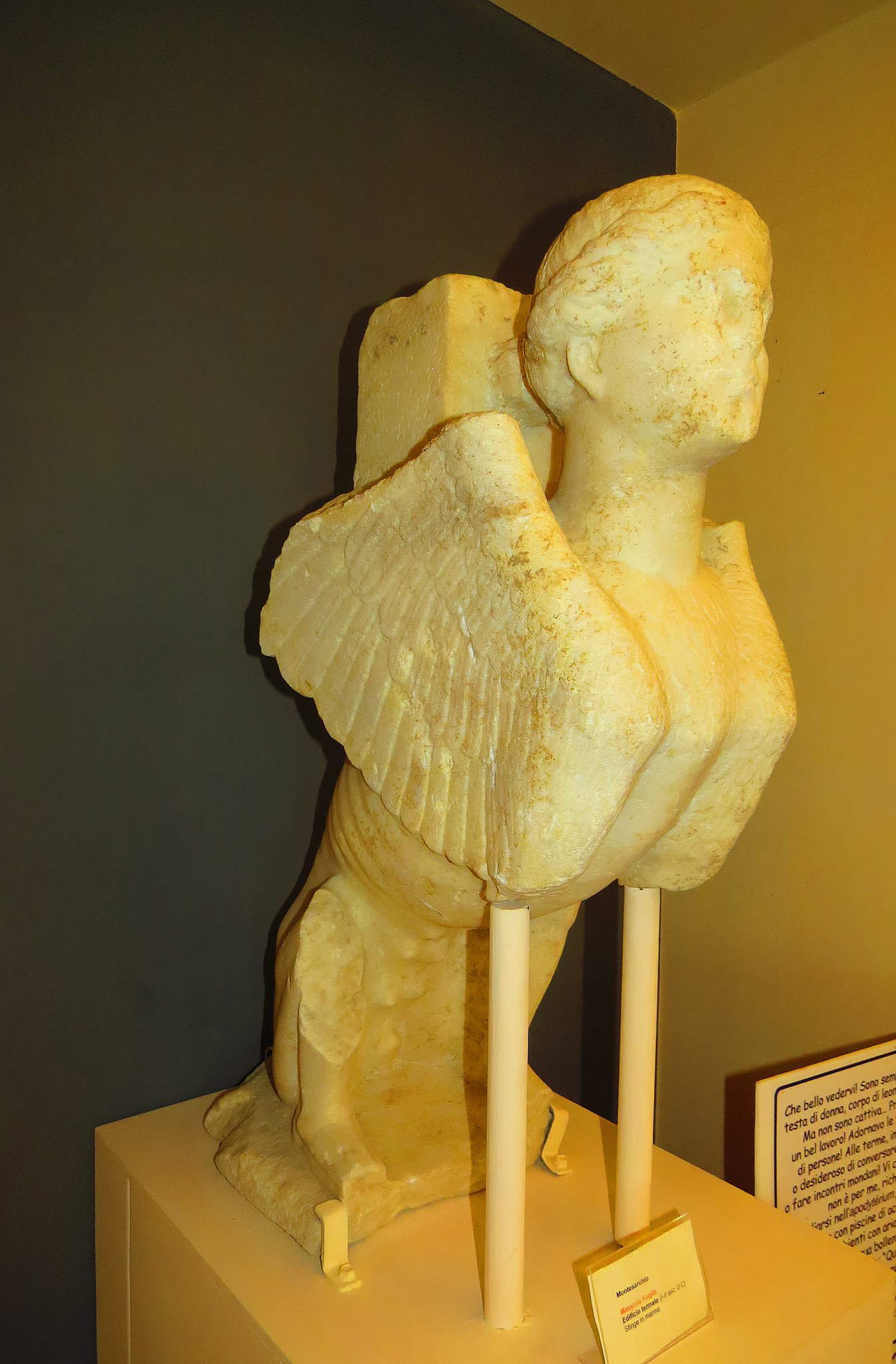 Römische Kunst, Sphinx (1.-2. Jahrhundert n. Chr.; Marmor; Montesarchio, Archäologisches Nationalmuseum Sannio Caudino)