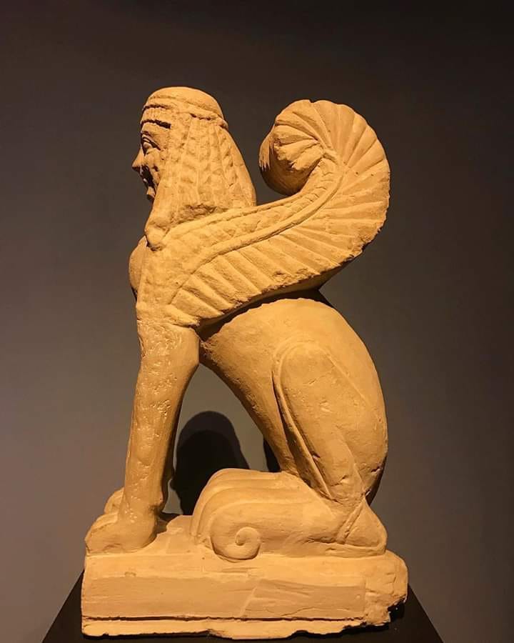 Statue einer Sphinx mit weiblichem Gesicht aus fettem Stein (6. Jahrhundert v. Chr.; Chiusi, Museo Nazionale Etrusco) Statue einer Sphinx mit weiblichem Gesicht aus fettem Stein (6. Jahrhundert v. Chr.; Chiusi, Museo Nazionale Etrusco)