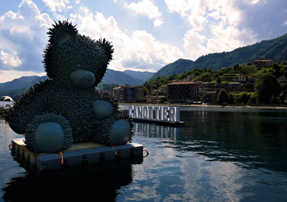 Sur le lac d'Orta, la vaste exposition SOSHumanité, un cri de dénonciation et d'espoir pour l'avenir  