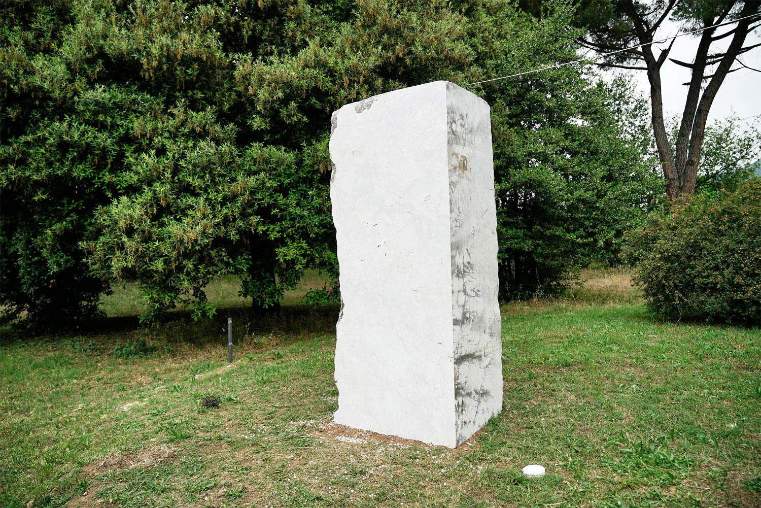 Simone Gori, Anima (2022, marmo e specchi, 280 x 130 x 110 cm). Opera installata al Museo Guadagnucci, Massa. Foto di Marco Petracci Simone Gori, Anima (2022, marmo e specchi, 280 x 130 x 110 cm). Opera installata al Museo Guadagnucci, Massa. Foto di Marco Petracci