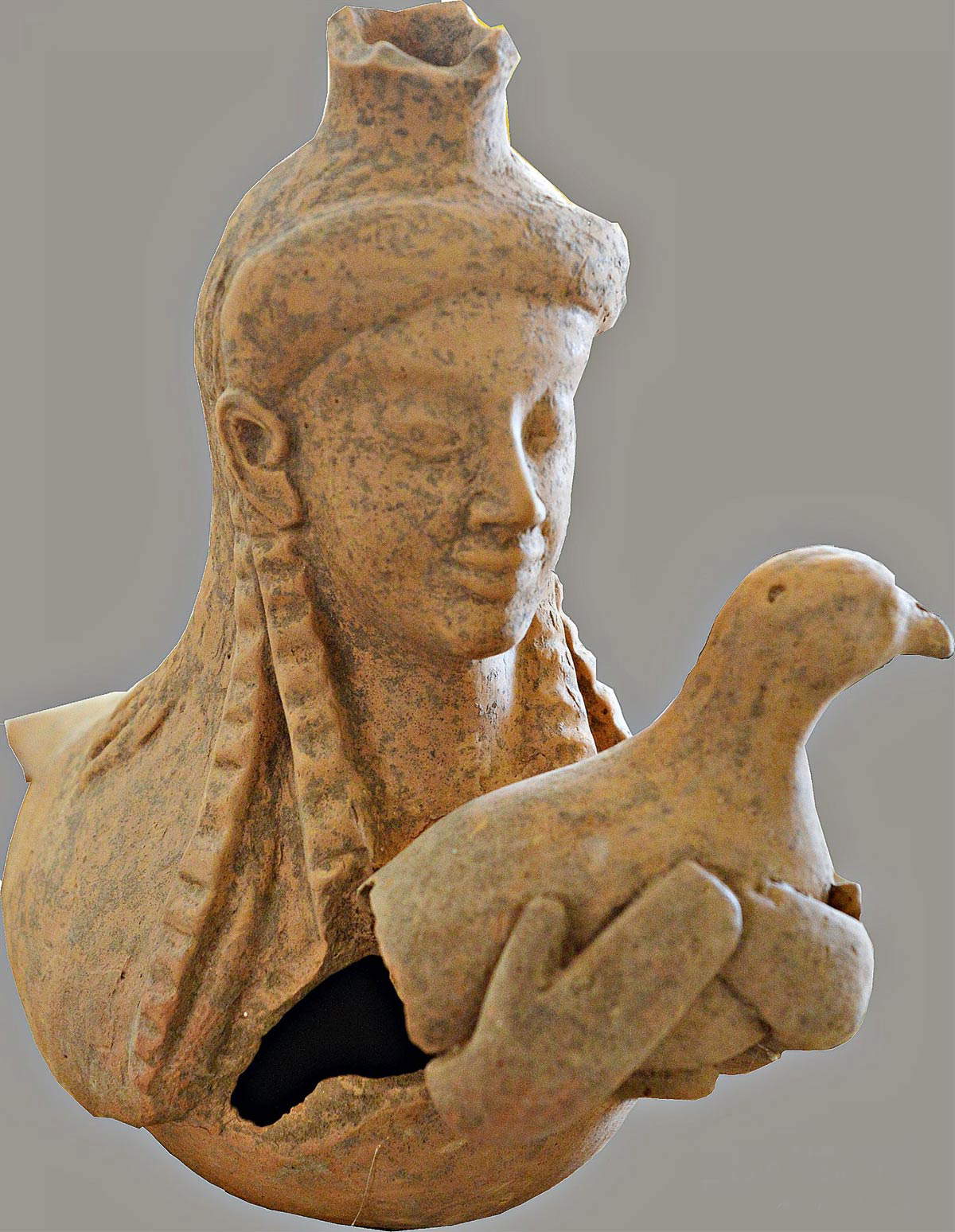 Arte magnogreca, Sirena che offre una colomba (VI secolo a.C.; terracotta; Vibo Valentia, Museo Archeologico Nazionale)