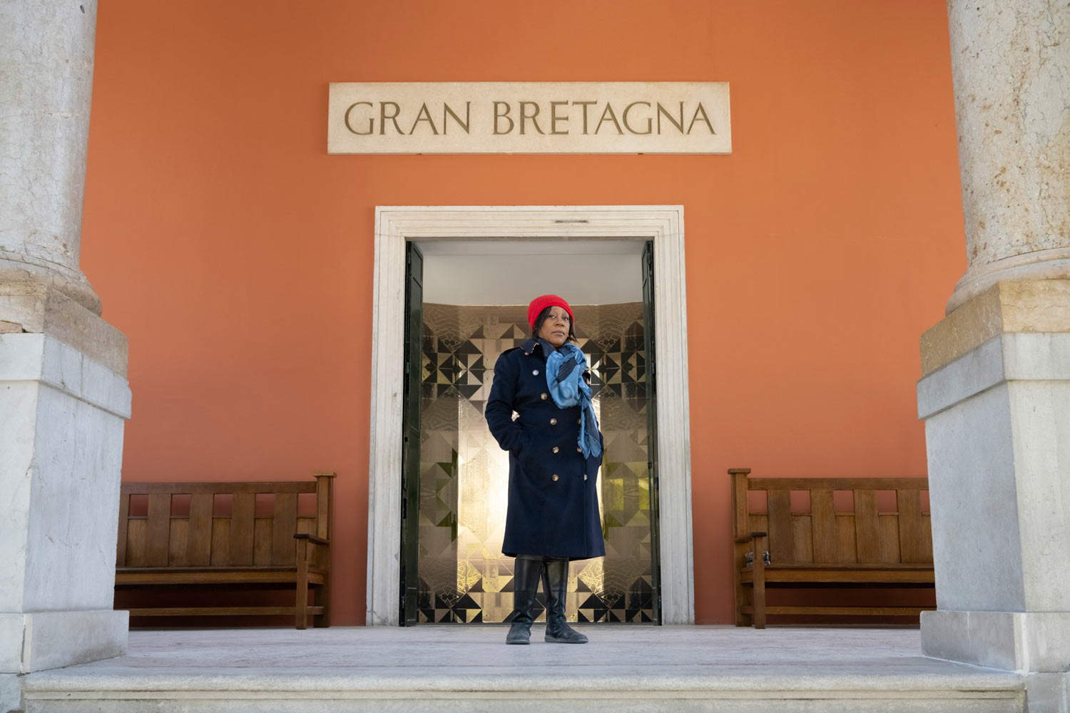 Sonia Boyce all'ingresso del Padiglione della Gran Bretagna. Foto di Cristiano Corte