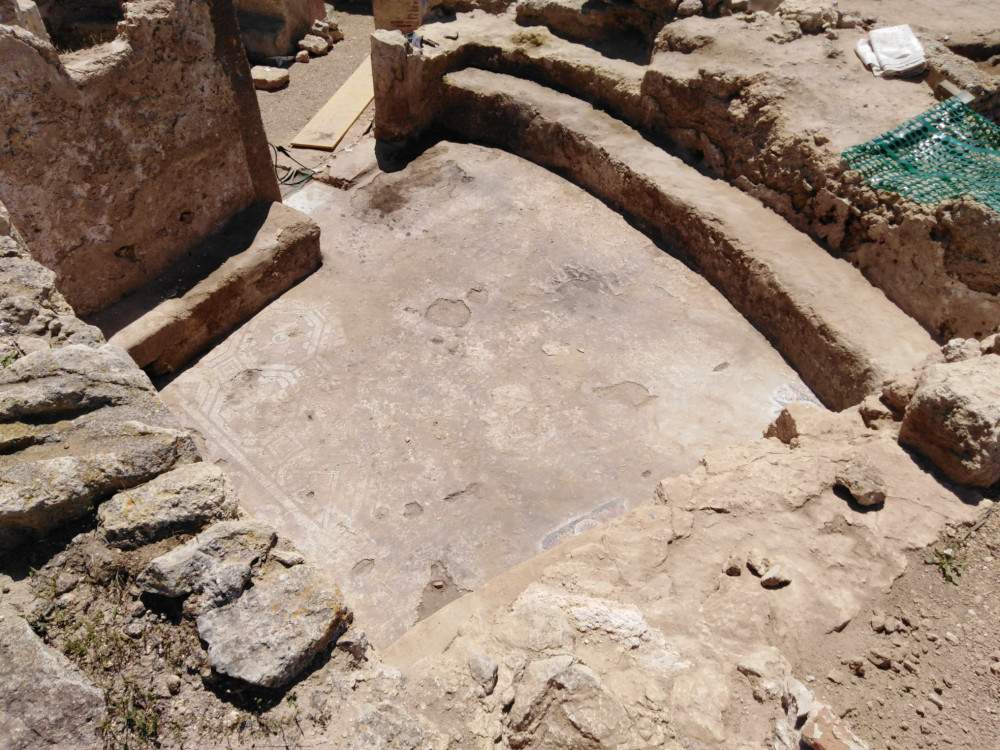 Porto Torres: découverte d'un ancien vestiaire de mosaïques thermales dans la Domus de mosaïques marines 