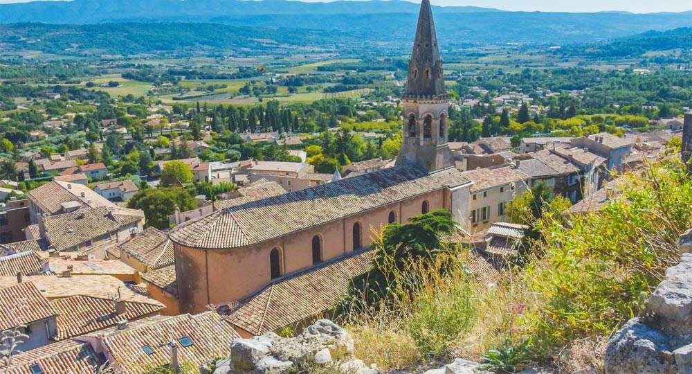 France, thousands of churches at risk of decay and abandonment. A report shows what to do