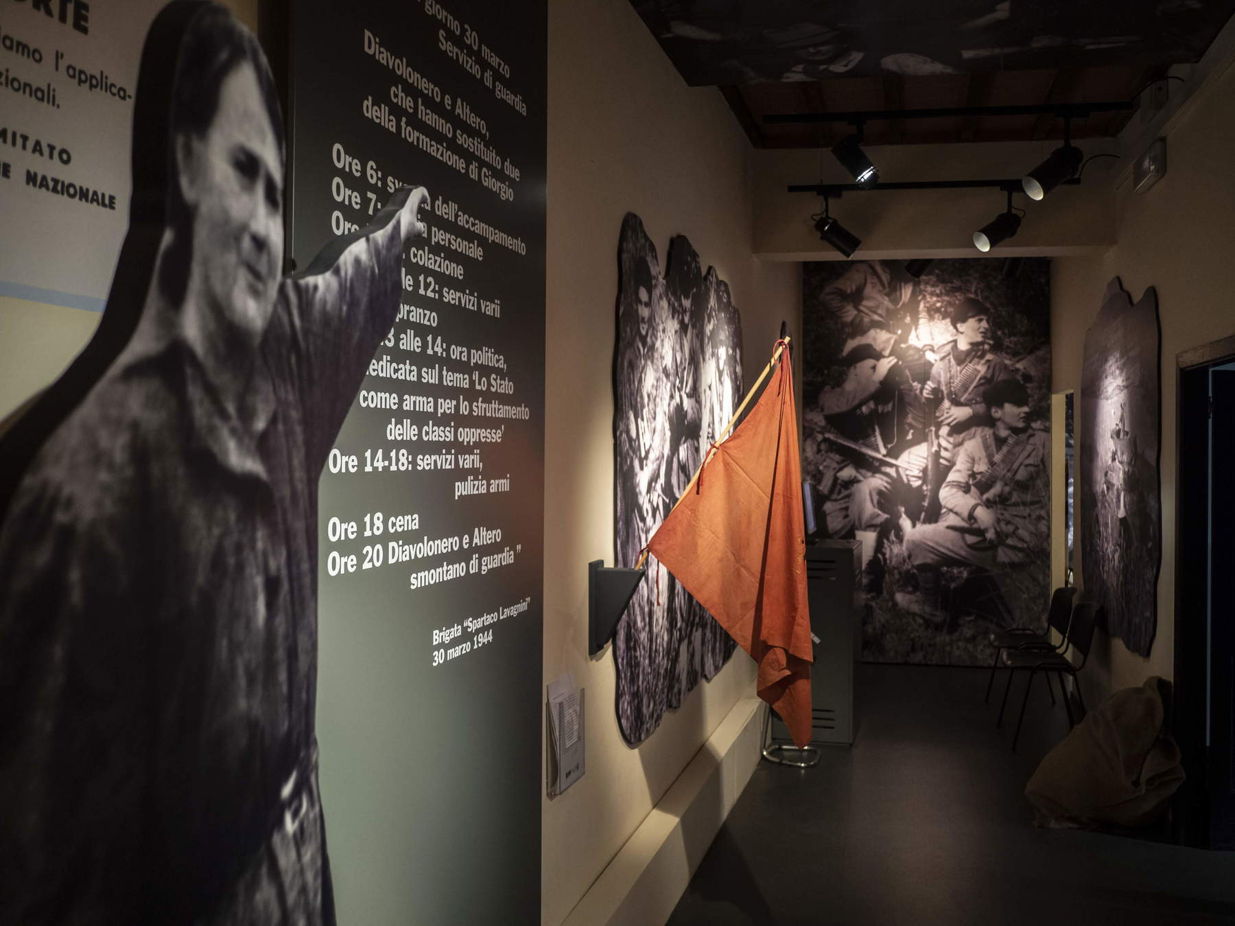 Sienne, salles de la mémoire. Le drapeau rouge commémorant les partisans Sienne, salles de la mémoire. Le drapeau rouge commémorant les partisans