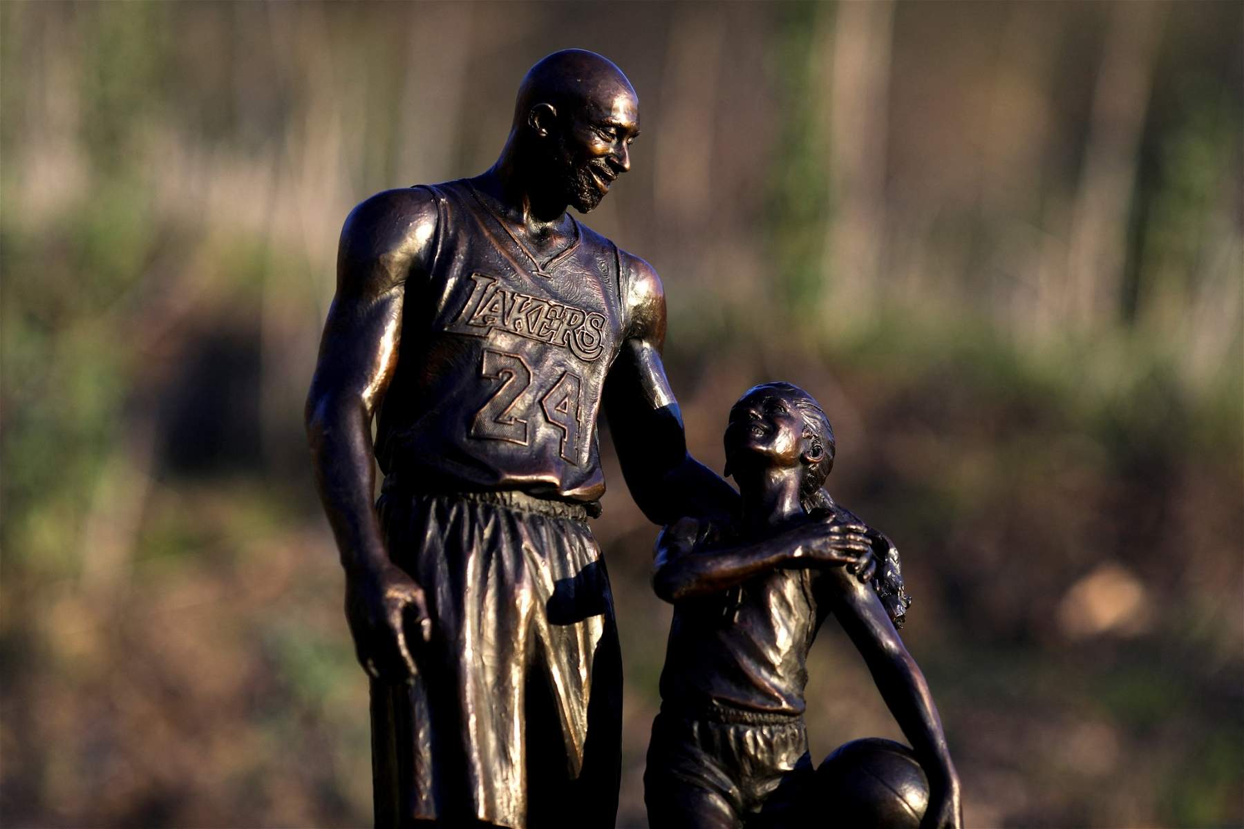 Los Angeles, une statue de Kobe Bryant installée sur le site où il a perdu la vie