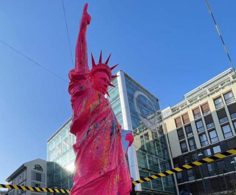 Statue of Liberty with Putin's face pops up in Milan. Enrico DicÃ²'s social denunciation 