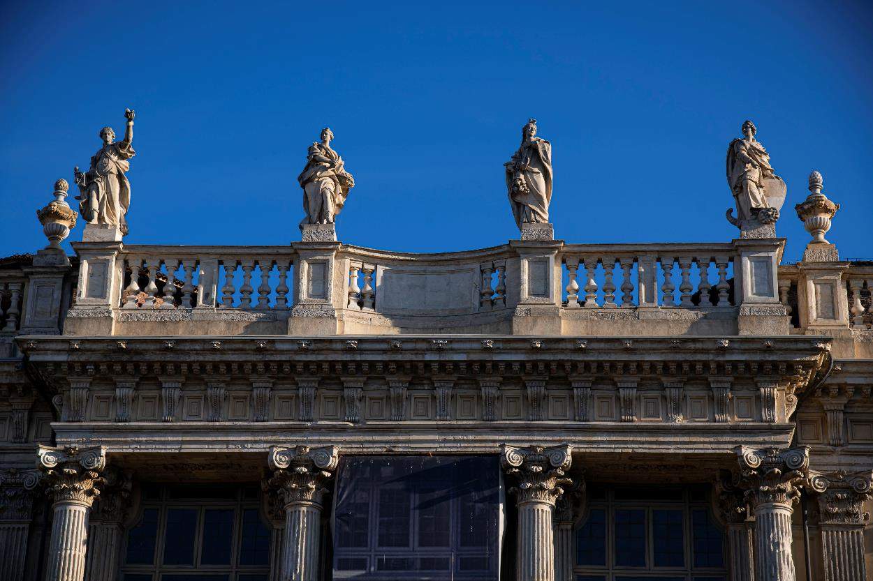 Turin, major operation to move statues at Palazzo Madama to the ground kicks off