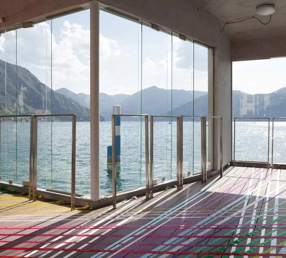 On Lake Iseo, Stefano Arienti's new intervention that draws with light 