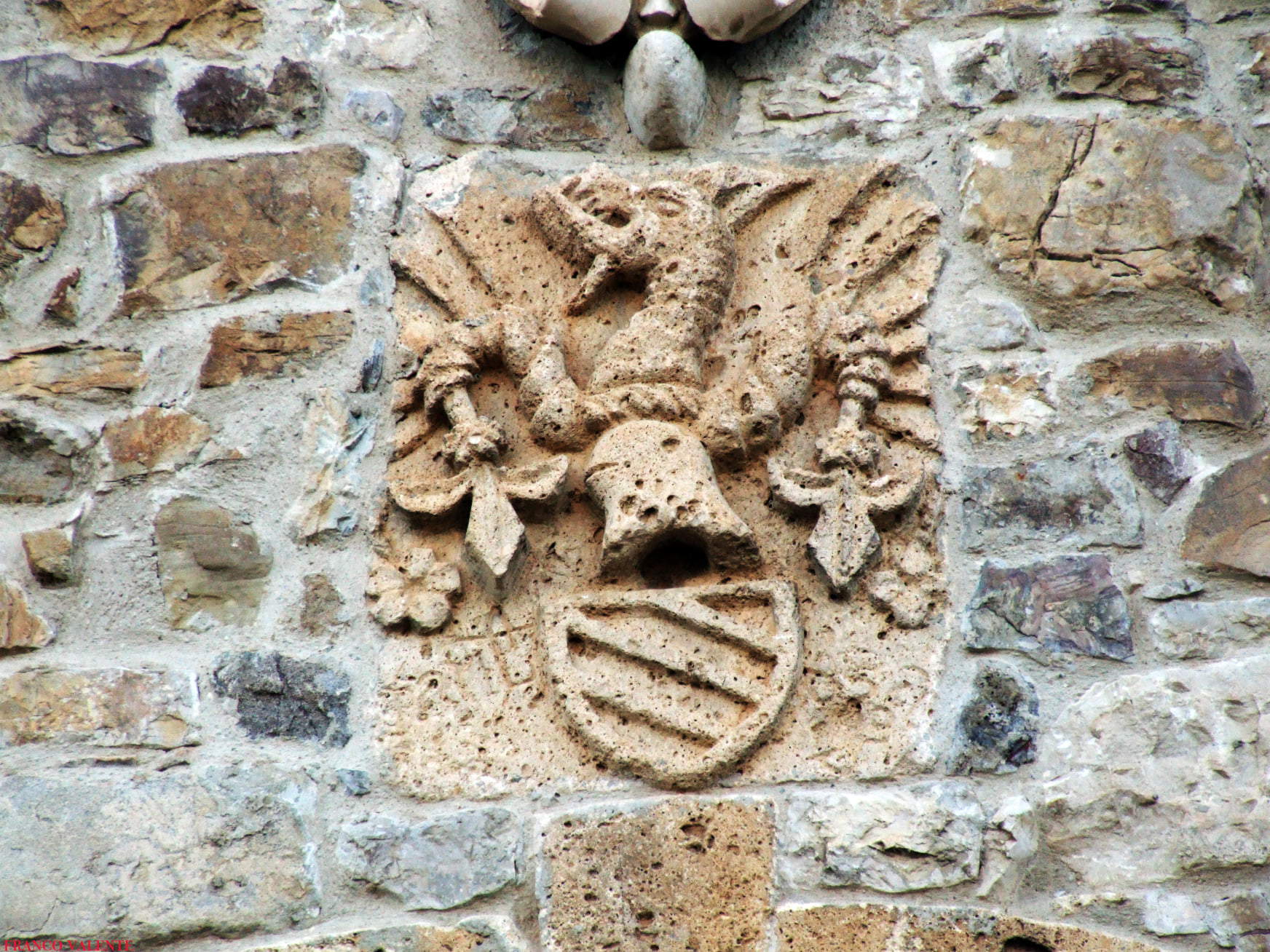 El dragón del portal del castillo de Civitacampomarano