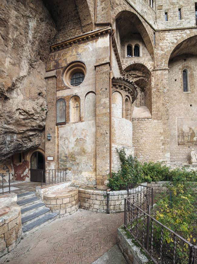 Subiaco, monastero del Sacro Speco, Porta Sancti Benedicti Subiaco, monastero del Sacro Speco, Porta Sancti Benedicti
