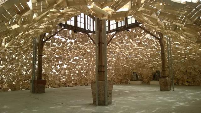 Milan, Tadashi Kawamata apporte ses nids qui transforment l'architecture de Brera
