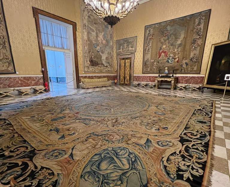 Dai depositi del Palazzo Reale di Napoli tornano esposti i tappeti storici 