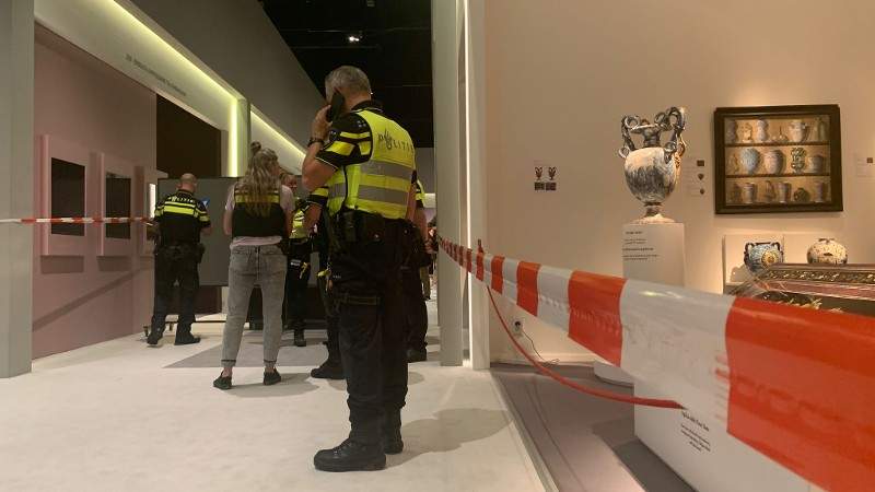 Tentato furto alla TEFAF di Maastricht: ladri cercano di sfondare vetrina con gioielli