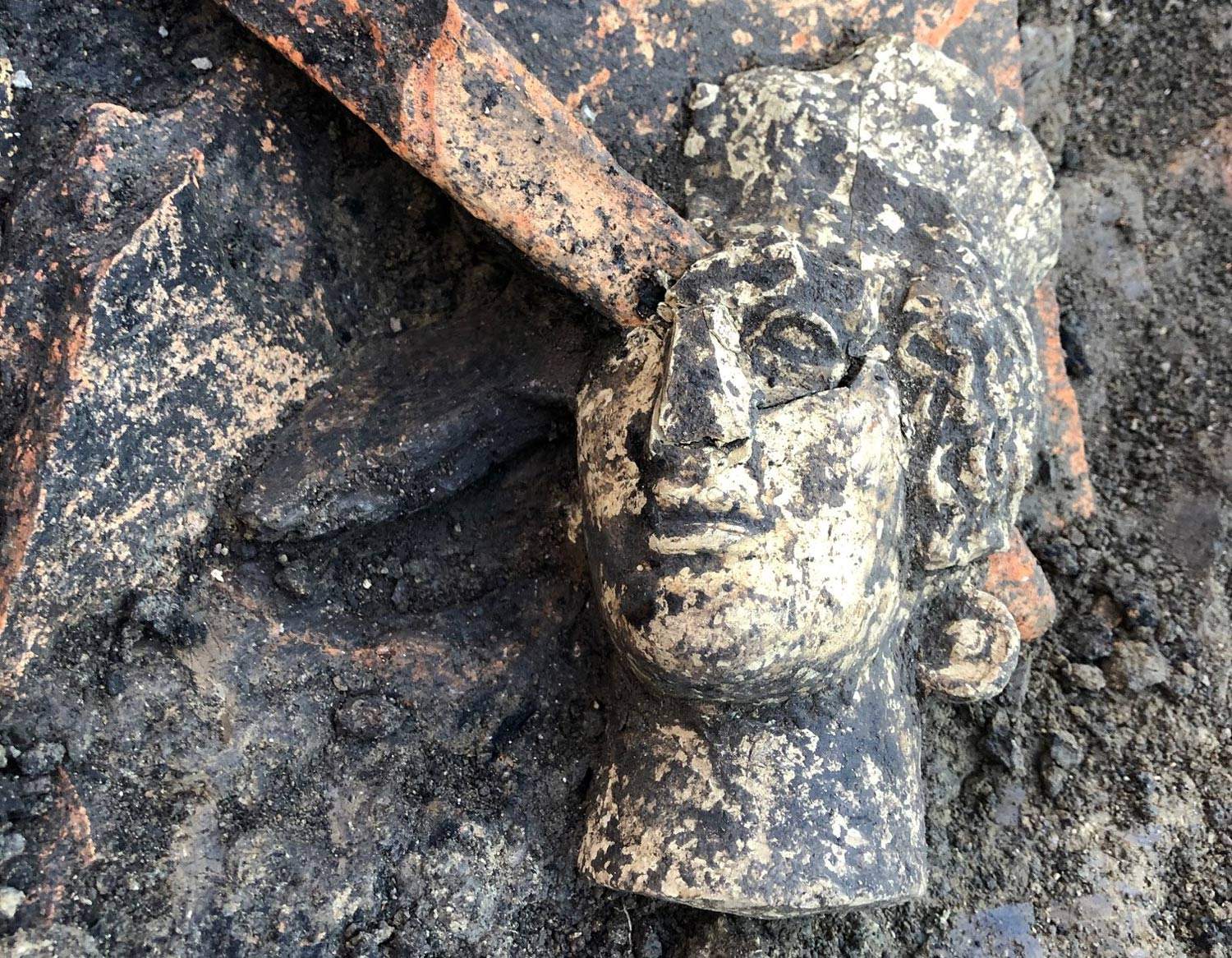 Découverte importante dans l'ancienne Kainua: deux têtes en terre cuite refont surface