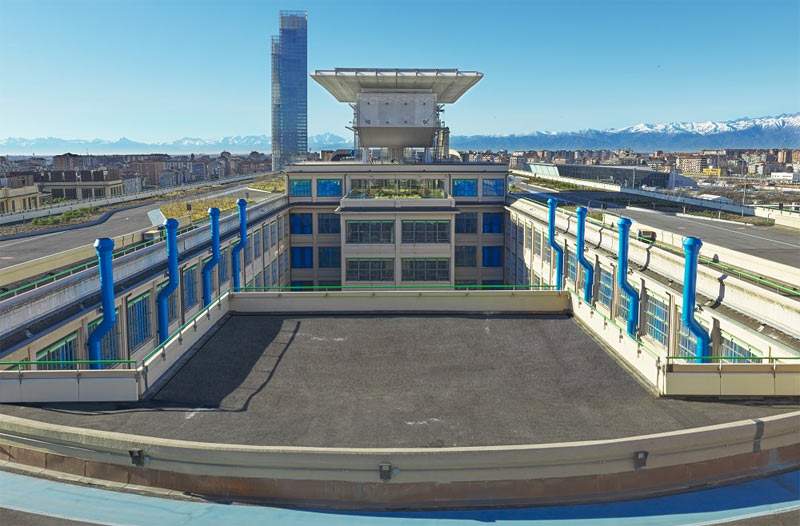 A Turin, une exposition sur le toit du Lingotto, sur la piste d'essai des FIAT.