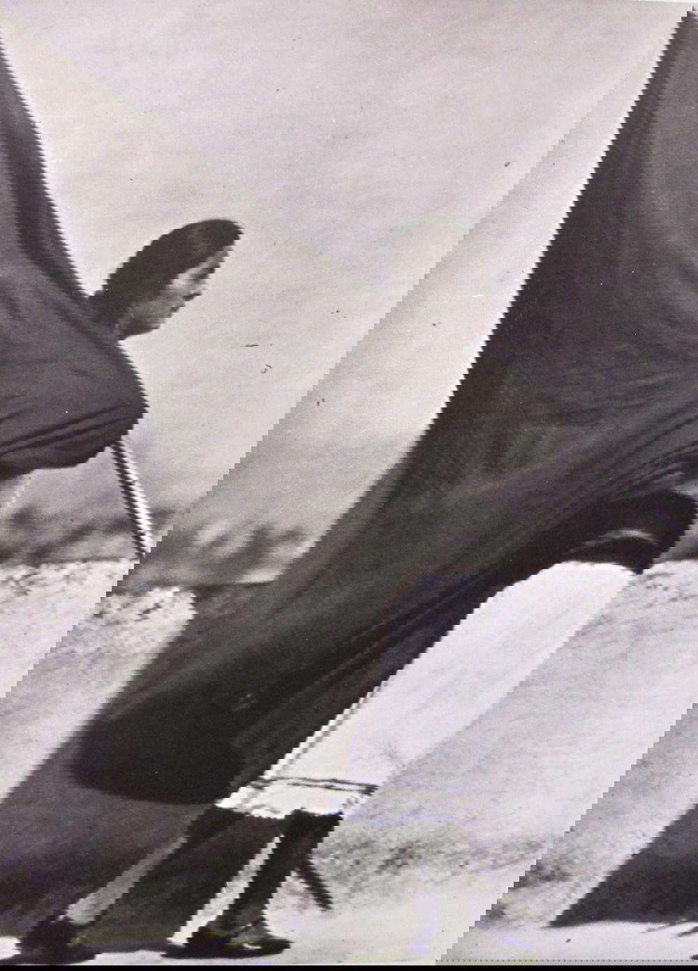 Tina Modotti, Donna con bandiera, Messico (1928)