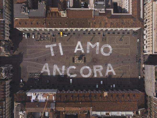 Turin, huge inscription Ti amo ancora pops up in San Carlo square. Here's what's behind it