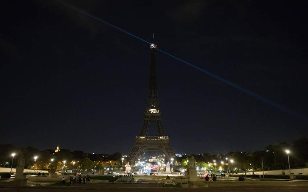 The Eiffel Tower will turn off an hour earlier. Paris' energy-saving measures.