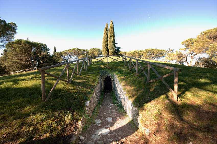Il tumulo di Montecalvario Il tumulo di Montecalvario