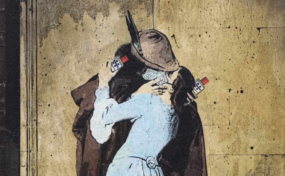 An exhibition brings together in Bologna the most iconic works of Banksy, Jago and TvBoy