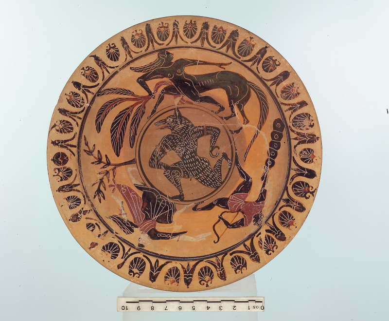 Pittore di Tityos, Piatto a figure nere con il rapimento di Deianira da parte del centauro Nesso inseguito da Ercole, al centro uomo-lupo (VI secolo a.C.; ceramica; Roma, Museo Nazionale Etrusco di Villa Giulia) Pittore di Tityos, Piatto a figure nere con il rapimento di Deianira da parte del centauro Nesso inseguito da Ercole, al centro uomo-lupo (VI secolo a.C.; ceramica; Roma, Museo Nazionale Etrusco di Villa Giulia)