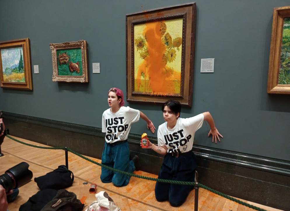 Les tournesols de Van Gogh vandalisés: des militants écologistes jettent de la soupe sur le tableau