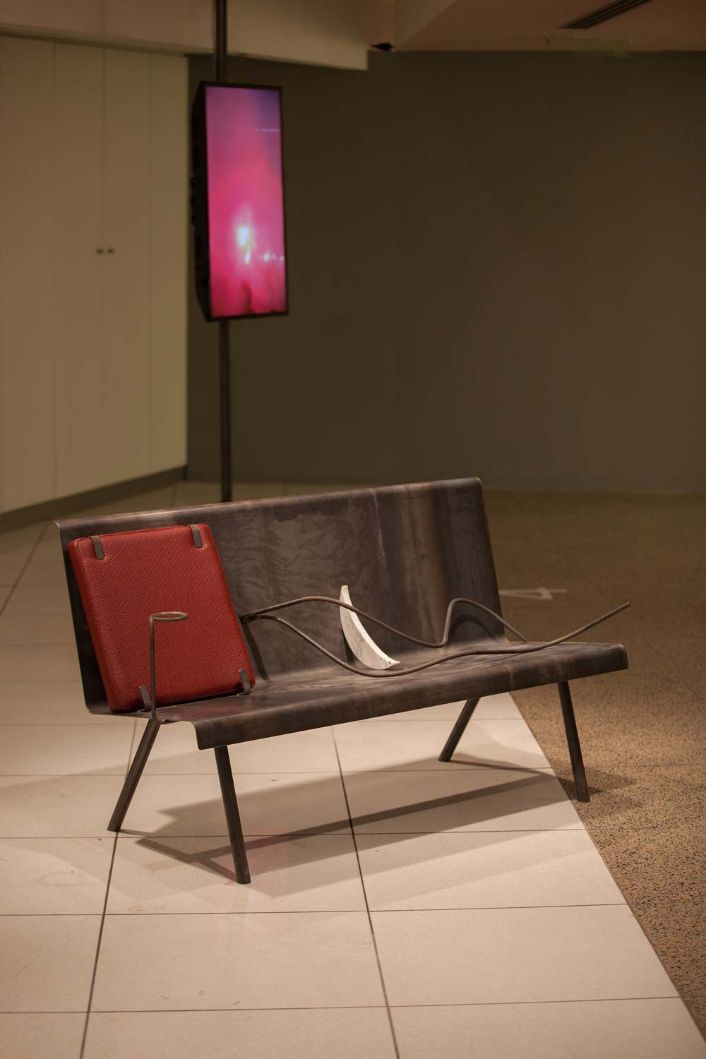 Vasilis Papageorgiou, Together we don't stand (I) (2021 ; métal, tissu cuivré, béton, bronze, aluminium, marbre, céramique, 85 x 140 x 80 cm).